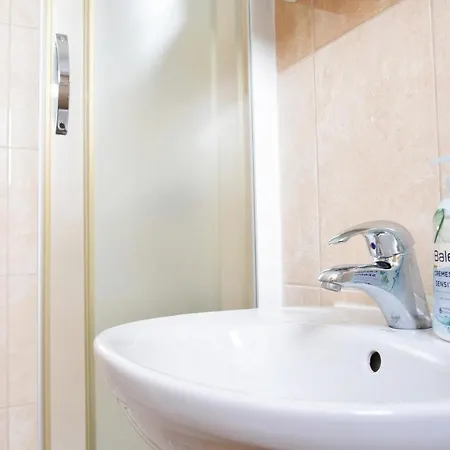 Vilma Close To Rab Palit