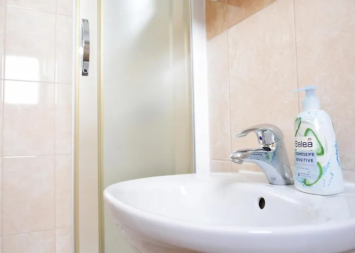 Vilma Close To Rab Palit